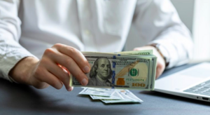 El dólar resiste en niveles clave mientras el mercado vigila a la Corte Suprema y la Fed